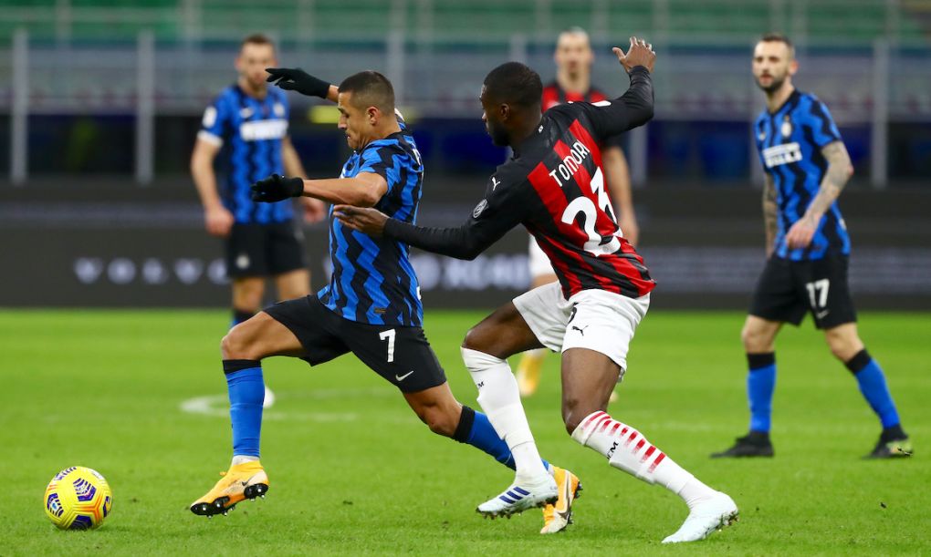 MILAN, ITALY - JANUARY 26: Alexis Sanchez of FC Internazionale is challenged by Fikayo Tomori of AC Milan during the Coppa Italia match between FC Internazionale and AC Milan at Stadio Giuseppe Meazza on January 26, 2021 in Milan, Italy. Sporting stadiums around Italy remain under strict restrictions due to the Coronavirus Pandemic as Government social distancing laws prohibit fans inside venues resulting in games being played behind closed doors. (Photo by Marco Luzzani/Getty Images)