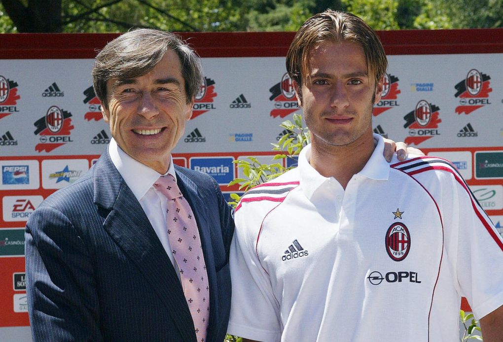 Milan, ITALY: Italian football player Alberto Gilardino (R) poses with the A.C. Milan general director Ariedo Braida during the official presentation at A.C. Milan's sporting centre in Carnago, north of Milan, 21 July 2005. AFP PHOTO / Giuseppe CACACE (Photo credit should read GIUSEPPE CACACE/AFP via Getty Images)