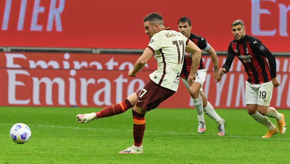 201027 -- MILAN, Oct. 27, 2020 -- Roma s Jordan Veretout Front scores his goal from a penalty kick during a Serie A soccer match between AC Milan and Roma in Milan, Italy, Oct. 26, 2020. Photo by Alberto Lingria/Xinhua SPITALY-MILAN-FOOTBALL-SERIE A-AC MILAN VS ROMA ChengxTingting PUBLICATIONxNOTxINxCHN