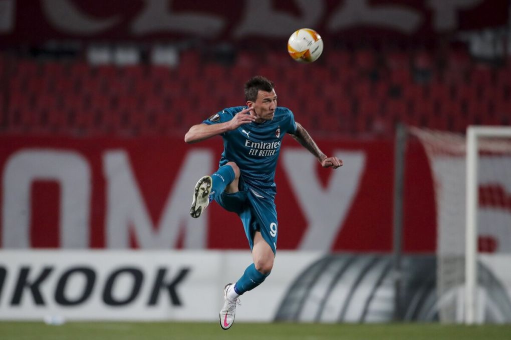 AC Milan's Croatian forward Mario Mandzukic heads the ball during the UEFA Europa League round of 32 football match between Crvena Zvezda Beograd (Red Star Belgrade) and AC Milan at the Rajko Mitic stadium in Belgrade, on February 18, 2021. (Photo by pedja milosavljevic / AFP) (Photo by PEDJA MILOSAVLJEVIC/AFP via Getty Images)