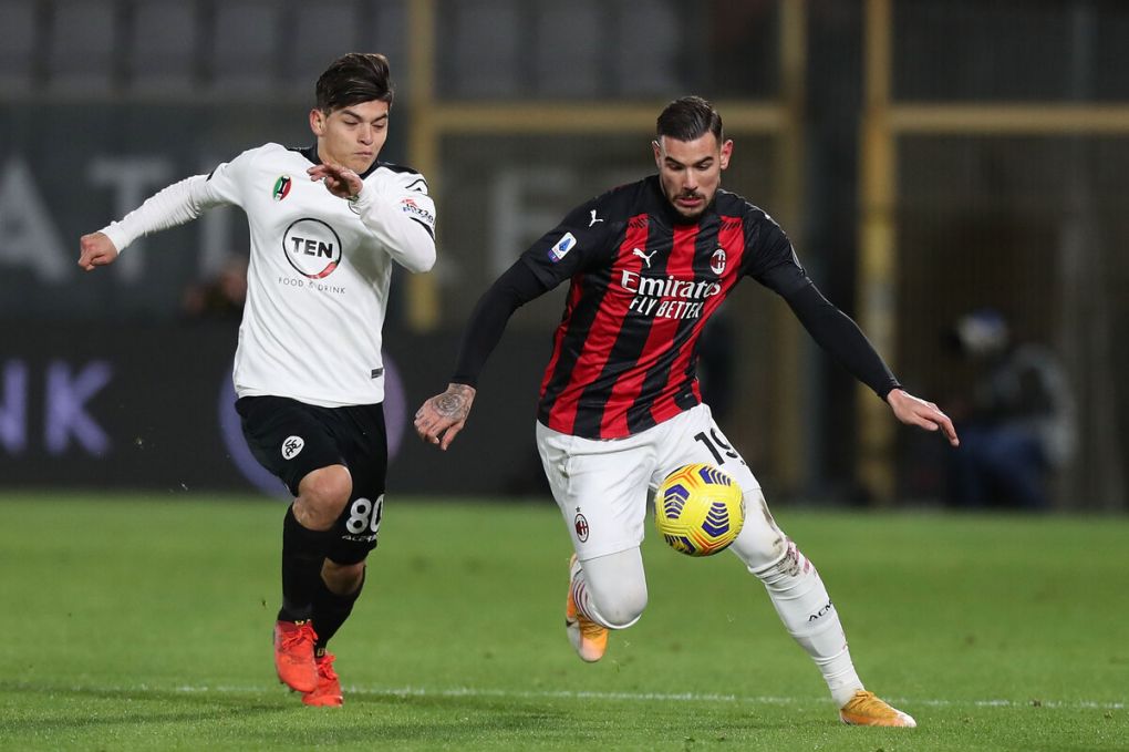 LA , ITALY - FEBRUARY 13: Kevin Agudelo of Spezia Calcio battles for the ball with Theo Hernandez of AC Milan during the Serie A match between Spezia Calcio and AC Milan at Stadio Alberto Picco on February 13, 2021 in La Spezia, Italy. (Photo by Gabriele Maltinti/Getty Images)