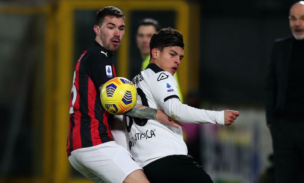 LA SPEZIA, ITALY - FEBRUARY 13: Kevin Agudelo of Spezia Calcio battles for the ball with Alessio Romagnoli of AC Milan during the Serie A match between Spezia Calcio and AC Milan at Stadio Alberto Picco on February 13, 2021 in La Spezia, Italy. (Photo by Gabriele Maltinti/Getty Images)