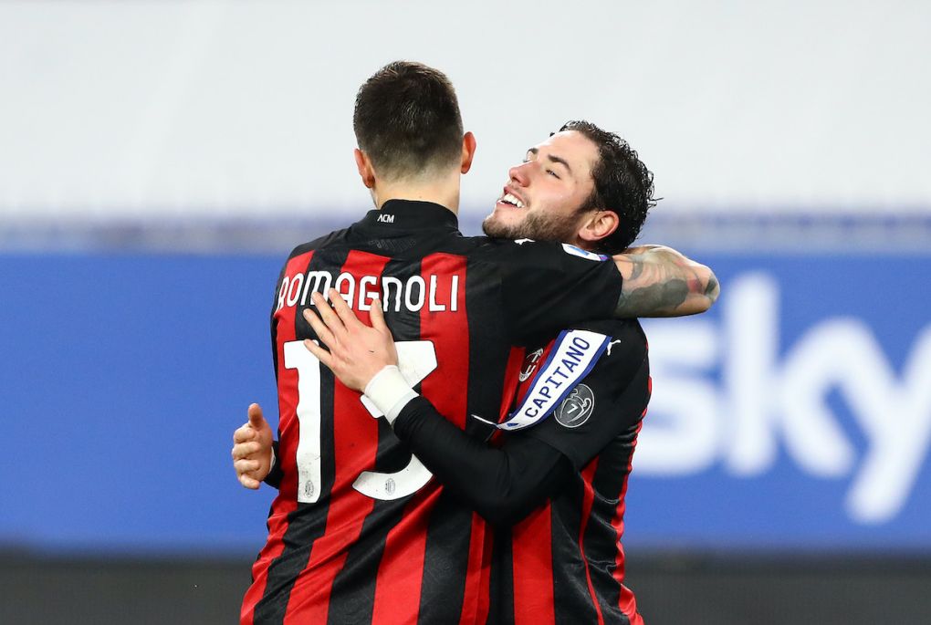 GENOA, ITALY - DECEMBER 06: Davide Calabria celebrates with Alessio Romagnoli of AC Milan during the Serie A match between UC Sampdoria and AC Milan at Stadio Luigi Ferraris on December 06, 2020 in Genoa, Italy. Sporting stadiums around Italy remain under strict restrictions due to the Coronavirus Pandemic as Government social distancing laws prohibit fans inside venues resulting in games being played behind closed doors. (Photo by Marco Luzzani/Getty Images)