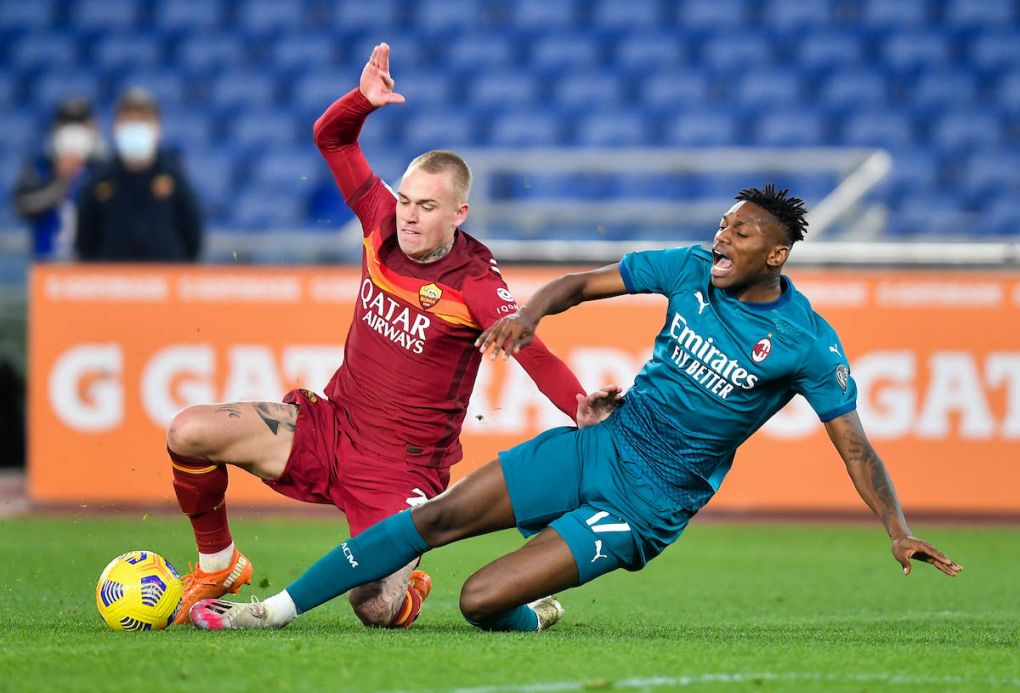 210301 -- ROME, March 1, 2021 -- AC Milan s Rafael Leao R vies with Roma s Rick Karsdorp during a Serie A football match between Roma and AC Milan in Rome, Italy, Feb. 28, 2021. Photo by /Xinhua SPITALY-ROME-FOOTBALL-SERIE A-ROMA VS AC MILAN AugustoxCasasoli PUBLICATIONxNOTxINxCHN