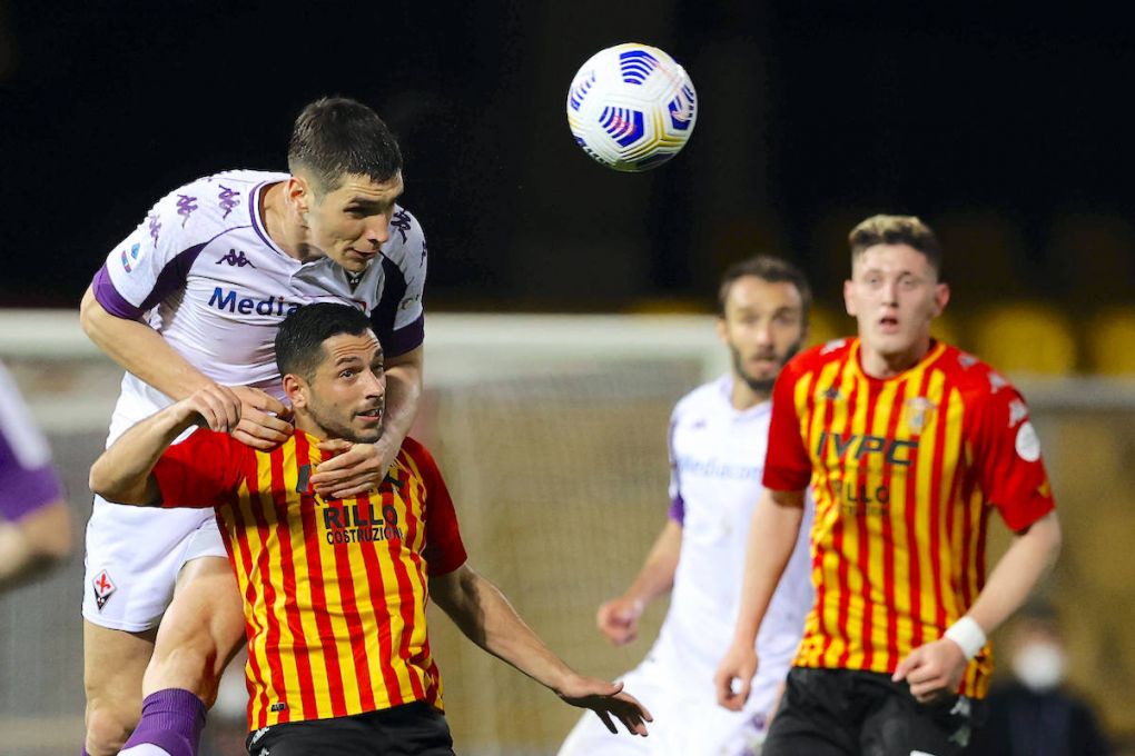 Photo Alessandro Garofalo/LaPresse March 13, 2021 Benevento, Italy soccer Benevento vs Fiorentina - Italian Football Championship League A TIM 2020/2021 - Vigorito stadium. In the pic: Nikola Milenkovic ACF Fiorentina,Gianluca Caprari Benevento Calcio PUBLICATIONxNOTxINxITAxFRAxCHN Copyright: xAlessandroxGarofalo/LaPressex