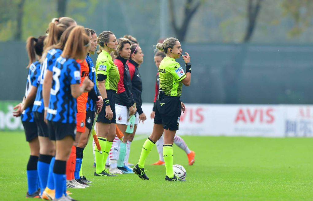 MILANO, ITALIA, OCT 18: Team dispose center of field before the Serie A women s match between AC Milan Women and FC Inter Women Cristiano Mazzi / SPP AC Milan Women v FC Inter Women PUBLICATIONxNOTxINxBRA