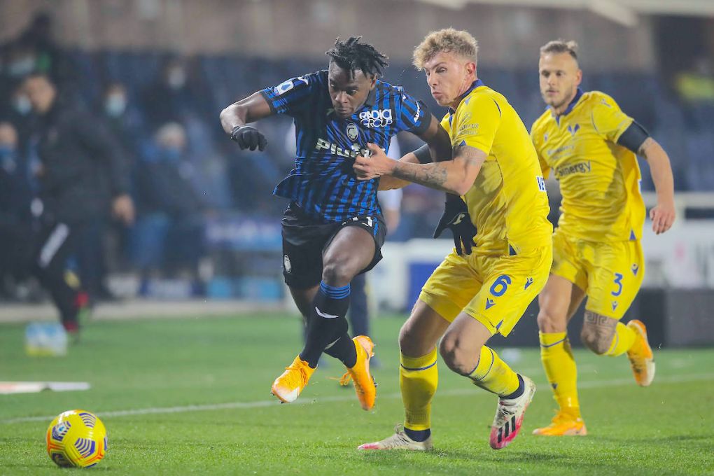 Matteo Lovato of Hellas Verona tussles with Duvan Zapata of Atalanta as Federico Dimarco of Hellas Verona looks on during the Serie A match at Gewiss Stadium, Bergamo. Picture date: 28th November 2020. Picture credit should read: Jonathan Moscrop/Sportimage PUBLICATIONxNOTxINxUK SPI-0774-0051