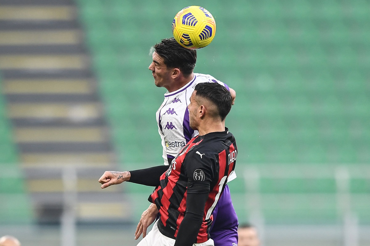 Mg Milano 29/11/2020 - campionato di calcio serie A / Milan-Fiorentina / foto Matteo Gribaudi/Image nella foto: Dusan Vlahovic-Theo Hernandez PUBLICATIONxNOTxINxITA