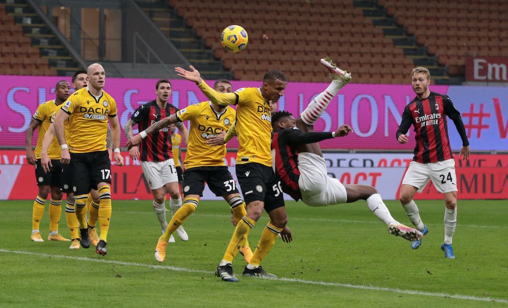 MILAN, ITALY - MARCH 03: Rafael Leao of AC Milan attempts a specatacular overhead effort that was comfortably saved by Juan Musso of Udinese Calcio during the Serie A match between AC Milan and Udinese Calcio at Stadio Giuseppe Meazza on March 03, 2021 in Milan, Italy. (Photo by Jonathan Moscrop/Getty Images)