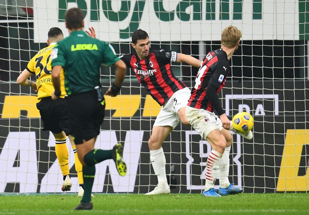 MILAN, ITALY - MARCH 03: Alessio Romagnoli of AC Milan in action during the Serie A match between AC Milan and Udinese Calcio at Stadio Giuseppe Meazza on March 03, 2021 in Milan, Italy. (Photo by Claudio Villa./Getty Images)