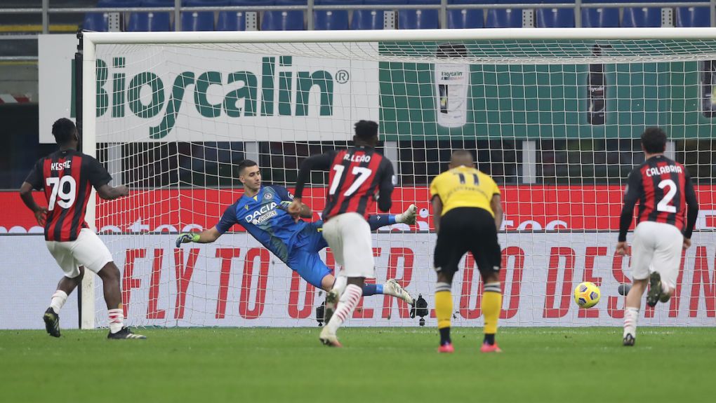 MILAN, ITALY - MARCH 03: Franck Kessie of AC Milan scores a last minute penalty to level the game at 1-1 during the Serie A match between AC Milan and Udinese Calcio at Stadio Giuseppe Meazza on March 03, 2021 in Milan, Italy. (Photo by Jonathan Moscrop/Getty Images)