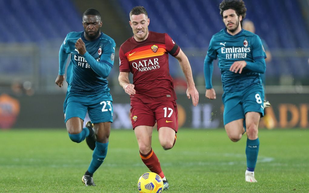 ROME, ITALY - FEBRUARY 28: Jordan Veretout of Roma runs with the ball whilst under pressure from Fikayo Tomori and Sandro Tonali of AC Milan during the Serie A match between AS Roma and AC Milan at Stadio Olimpico on February 28, 2021 in Rome, Italy. Sporting stadiums around Italy remain under strict restrictions due to the Coronavirus Pandemic as Government social distancing laws prohibit fans inside venues resulting in games being played behind closed doors. (Photo by Paolo Bruno/Getty Images)