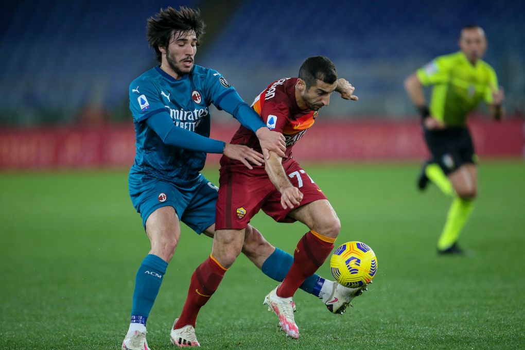 ROME, ITALY - FEBRUARY 28: Sandro Tonali of AC Milan challenges Henrikh Mkhitaryan of AC Milan during the Serie A match between AS Roma and AC Milan at Stadio Olimpico on February 28, 2021 in Rome, Italy. (Photo by Giampiero Sposito/Getty Images)