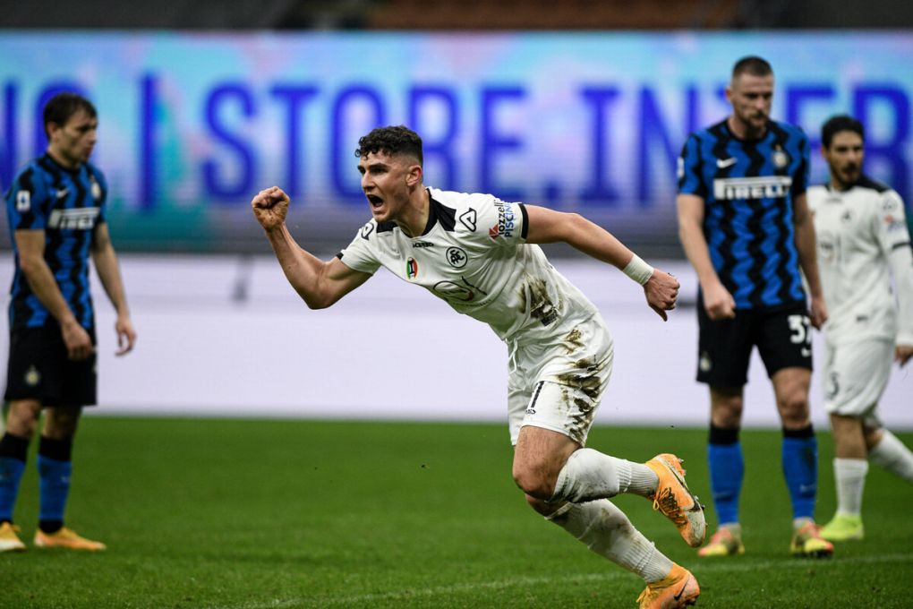 Foto Piero Cruciatti / LaPresse 20/12/20 - Milano, Italia Calcio Campionato italiano di calcio Serie A TIM 2020-2021 - San Siro Stadium - Inter vs Spezia Nella foto: Roberto Piccoli esulta dopo il gol Foto Piero Cruciatti / LaPresse 20/12/20 - Milan, Italy Sport, Soccer Italian soccer Serie A Tim Championship 2020-2021 - Inter vs Spezia In the photo: Roberto Piccoli celebrates with team mates after scoring a goal PUBLICATIONxINxGERxSUIxAUTxONLY Copyright: xPieroxCruciatti/LaPressex