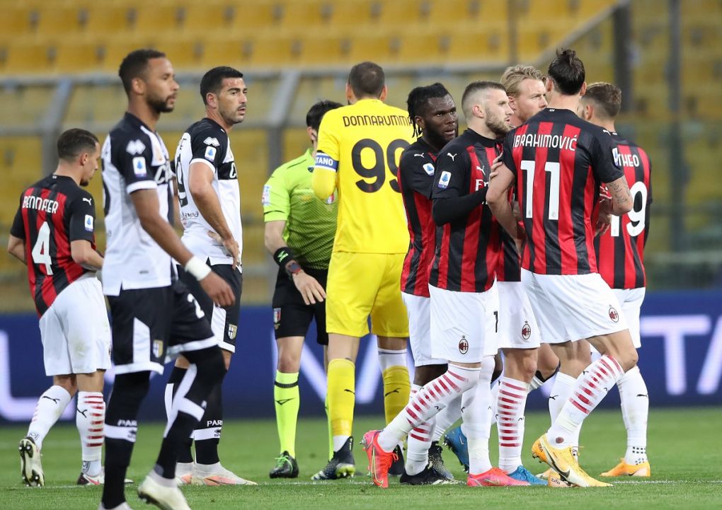 Parma, Italy, 10th April 2021. Gianluigi Donnarumma of AC Milan protests to the referee Fabio Maresca as Zlatan Ibrahimovic of AC Milan is pushed away by team mates after being shown a red card during the Serie A match at Stadio Ennio Tardini, Parma. Picture credit should read: Jonathan Moscrop / Sportimage PUBLICATIONxNOTxINxUK SPI-0993-0025