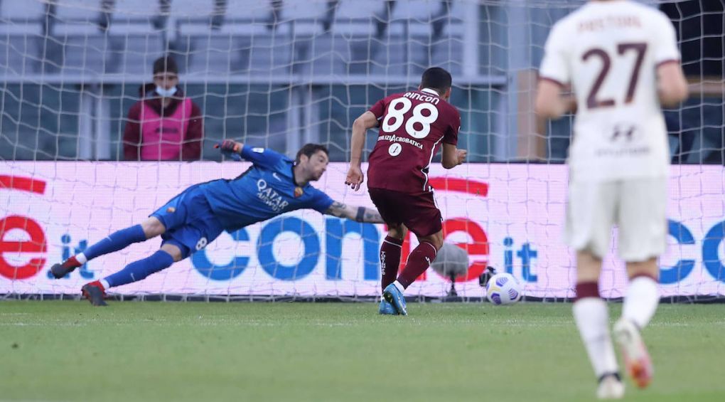 Turin, Italy, 18th April 2021. Tomas Rincon of Torino FC scores past Antonio Mirante of AS Roma to give the side a 3-1 lead during the Serie A match at Stadio Grande Torino, Turin. Picture credit should read: Jonathan Moscrop / Sportimage PUBLICATIONxNOTxINxUK SPI-1002-0023