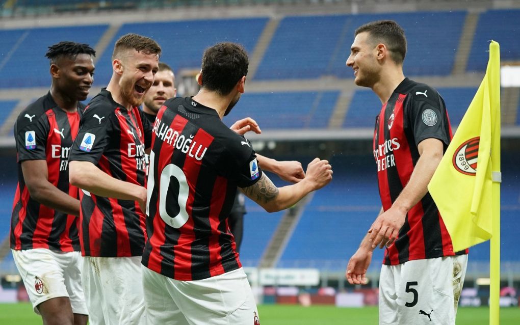 Photo LaPresse - Spada April 21 , 2021 Milan Italy Soccer A.C. Milan- Season 2020-2021 - Serie A Milan vs Sassuolo In the pic: celebrates after scoring Hakan Calhanoglu goal 1-0 , Alexis Saelemaekers, zDiogo Dalot PUBLICATIONxNOTxINxITAxFRAxCHN Copyright: xSpada/LaPressex