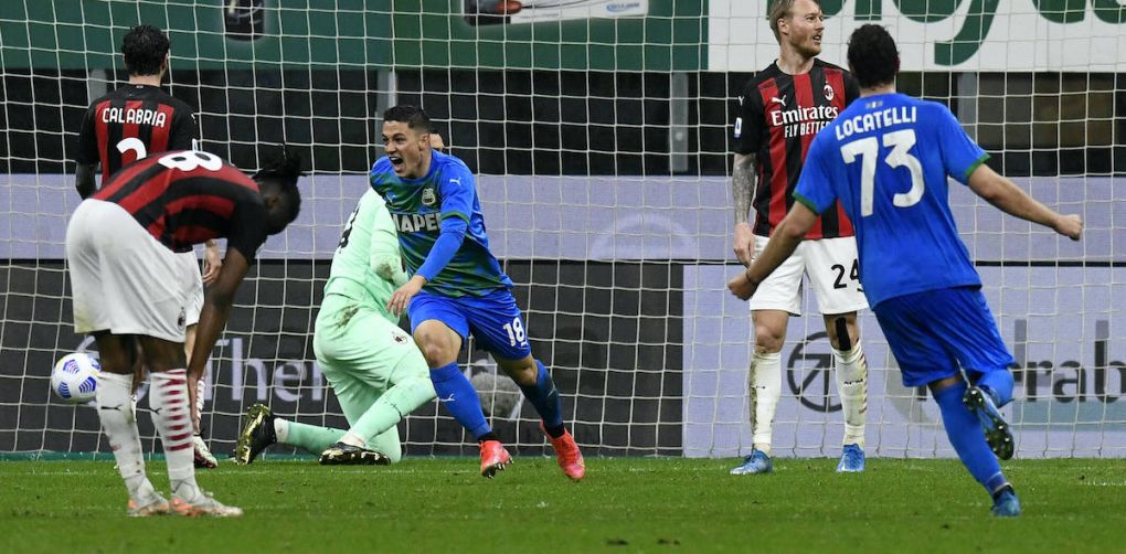 IPP20210421 Football - soccer: Serie A, AC Mailand - Sassuolo Calcio, Giacomo Raspadori esulta dopo il gol del 1-1 Verwendung nur in Deutschland - GERMANY ONLY *** IPP20210421 Football soccer Serie A, AC Milan Sassuolo Calcio, Giacomo Raspadori esulta dopo il gol del 1 1 Use only in Germany GERMANY ONLY PUBLICATIONxINxGERxONLY