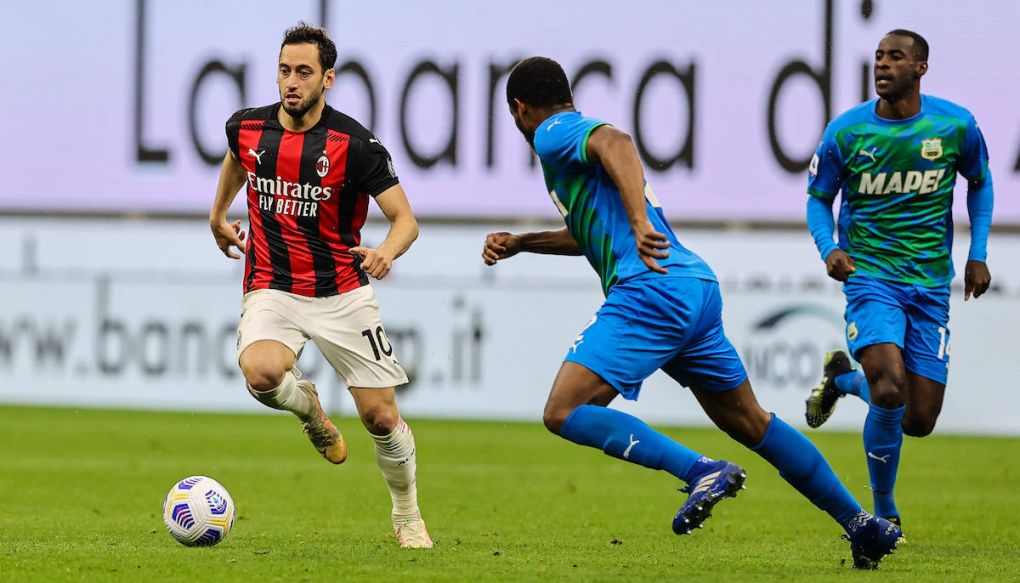 AC Milan vs US Sassuolo - Serie A 2020/21 - 21/04/2021 Hakan Calhanoglu of AC Milan in action during the Serie A 2020/21 football match between AC Milan vs US Sassuolo at Giuseppe Meazza Stadium, Milan, Italy on April 21, 2021 - Photo FCI / Fabrizio Carabelli *** AC Milan vs US Sassuolo Serie A 2020 21 21 04 2021 Hakan Calhanoglu of AC Milan in action during the Serie A 2020 21 football match between AC Milan vs US Sassuolo at Giuseppe Meazza Stadium, Milan, Italy on April 21, 2021 Photo FCI Fabrizio Carabelli Copyright: xBEAUTIFULxSPORTS/Carabellix