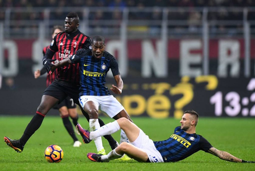 Inter Milan s Geoffrey Kondogbia (C) and Marcelo Brozovic (R) vie with AC Milan s M Baye Niang during the Italian Serie A football match between AC Milan and Inter Milan at the San Siro Stadium in Milan on Nov. 20, 2016. The match ended 2-2. ) (wll) (SP)ITALY-MILAN-SOCCER-SERIE A-AC VS INTER AlbertoxLingria PUBLICATIONxNOTxINxCHN Inter Milan s Geoffrey Kondogbia C and Marcelo Brozovic r vie with AC Milan s m Baye Niang during The Italian Series A Football Match between AC Milan and Inter Milan AT The San Siro Stage in Milan ON Nov 20 2016 The Match Ended 2 2 wll SP Italy Milan Soccer Series A AC vs Inter AlbertoxLingria PUBLICATIONxNOTxINxCHN