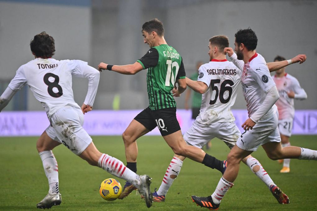 Photo Massimo Paolone/LaPresse December 20, 2020 Reggio Emilia, Italy soccer Sassuolo vs Milan - Italian Football Championship League A TIM 2020/2021 - Mapei stadium In the pic: Filip Djuricic U.S.Sassuolo competes for the ball with Sandro Tonali AC Milan and Alexis Saelemaekers AC Milan PUBLICATIONxINxGERxSUIxAUTxONLY Copyright: xMassimoxPaolone/LaPressex