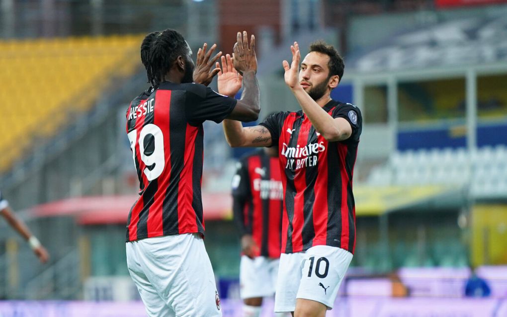 Photo LaPresse - Spada April 10 , 2021 Parma Italy Soccer A.C. Milan- Season 2020-2021 - Serie A Parma vs Milan In the pic: Franck Kessie celebrates after scoring 0-2 Hakan Calhanoglu PUBLICATIONxNOTxINxITAxFRAxCHN Copyright: xSpada/LaPressex