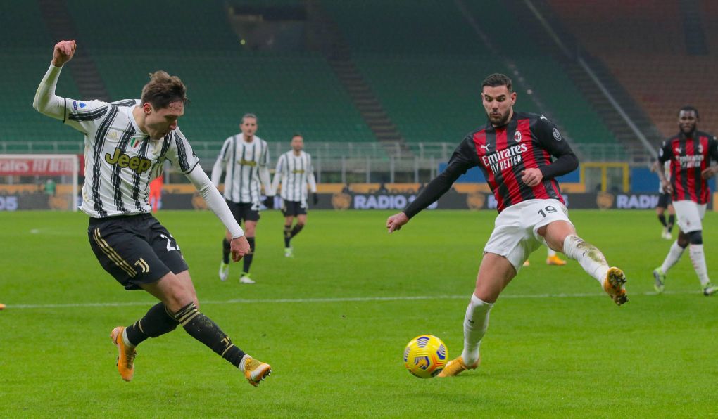 Federico Chiesa of Juventus crosses the ball as he is closed down by Theo Hernandez of AC Milan during the Serie A match at Giuseppe Meazza, Milan. Picture date: 6th January 2021. Picture credit should read: Jonathan Moscrop/Sportimage PUBLICATIONxNOTxINxUK SPI-0834-0032