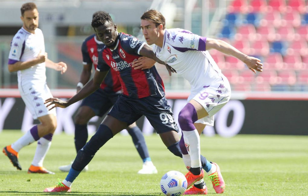 Photo Michele Nucci/LaPresse May, 2, 2021 Bologna, Italy soccer Bologna vs Fiorentina Acf - Italian Football Championship League A TIM 2020/2021 - Renato Dall Ara stadium In the pic: Musa Barrow Bologna F.C. ,Dusan Vlahovic Fiorentina Acf PUBLICATIONxNOTxINxITAxFRAxCHN Copyright: xMichelexNucci/LaPressex