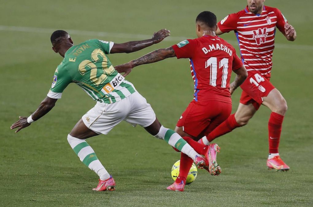 Betis defender Emerson Royal L vies for the ball with Granada s striker Darwin Machis C during the Spanish LaLiga soccer match between Real Betis and Granada CF held at Benito Villamarin stadium, in Seville, southern Spain, 10 May 2021. Real Betis vs Granada CF ACHTUNG: NUR REDAKTIONELLE NUTZUNG PUBLICATIONxINxGERxSUIxAUTxONLY Copyright: xJosexManuelxVidalx GRAF4146 20210510-637562788054026923