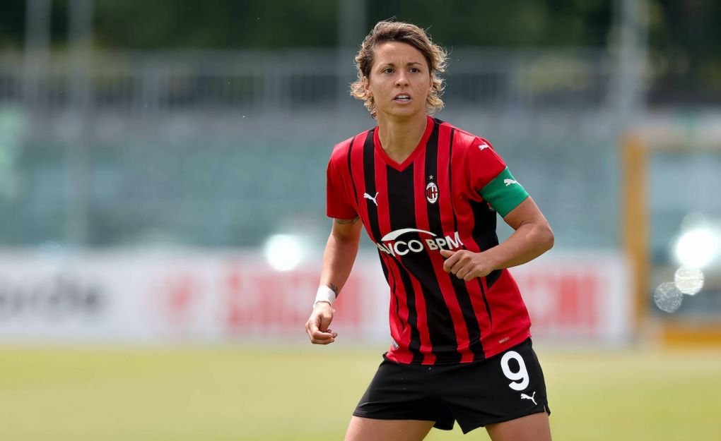 Valentina Giacinti (AC Milan) controlling the ball during AC Milan vs ACF  Fiorentina femminile, Italian foo - Photo .LiveMedia/Francesco Scaccianoce  Stock Photo - Alamy