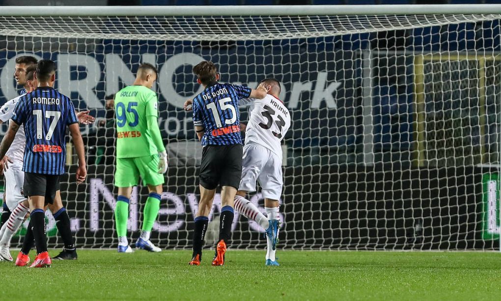 Photo Stefano Nicoli/LaPresse 23-05-2021 Soccer Atalanta Vs Milan Serie A Tim 2020/2021 Gewiss Stadium In The Picture Marten de Roon punches Rade Krunic PUBLICATIONxNOTxINxITAxFRAxCHN Copyright: xStefanoxNicoli/LaPressex