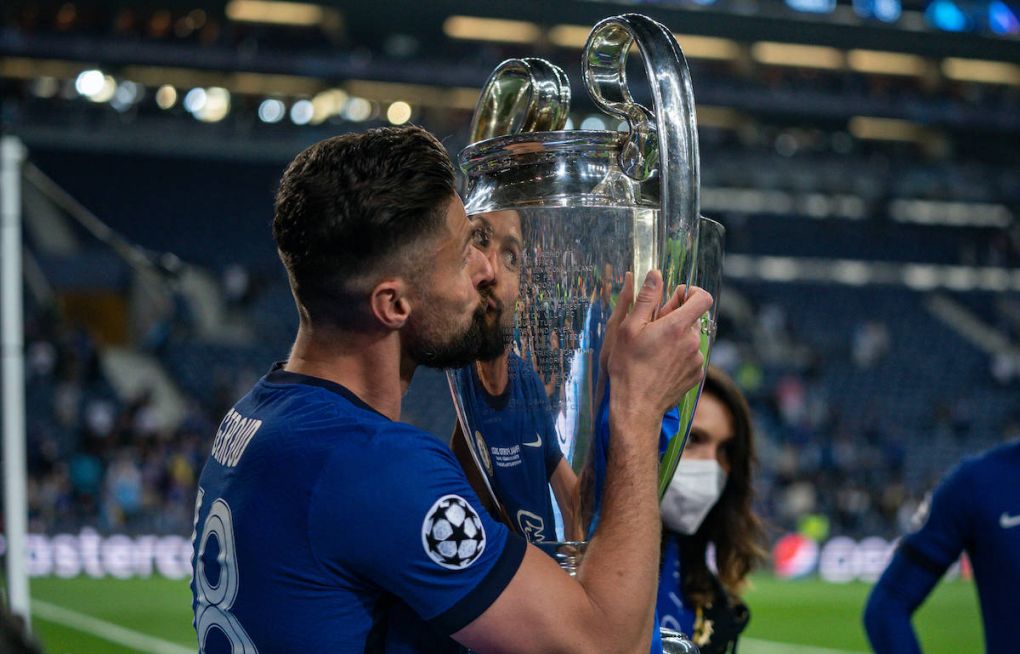 Olivier Giroud of Chelsea celebrates by kissing the trophy after winning the UEFA Champions League Final match between Manchester City and Chelsea at The Estdio do Drago, Porto, Portugal on 29 May 2021. PUBLICATIONxNOTxINxUK Copyright: xAndyxRowlandx PMI-4238-0232