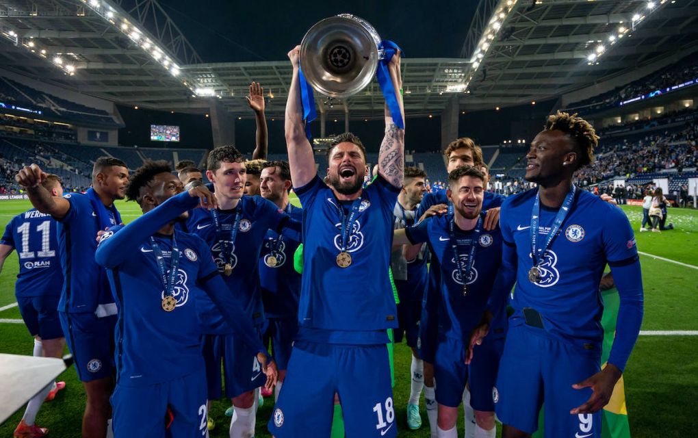 Olivier Giroud of Chelsea lifts the winning trophy during the UEFA Champions League Final match between Manchester City and Chelsea at The Estdio do Drago, Porto, Portugal on 29 May 2021. PUBLICATIONxNOTxINxUK Copyright: xAndyxRowlandx PMI-4238-0247
