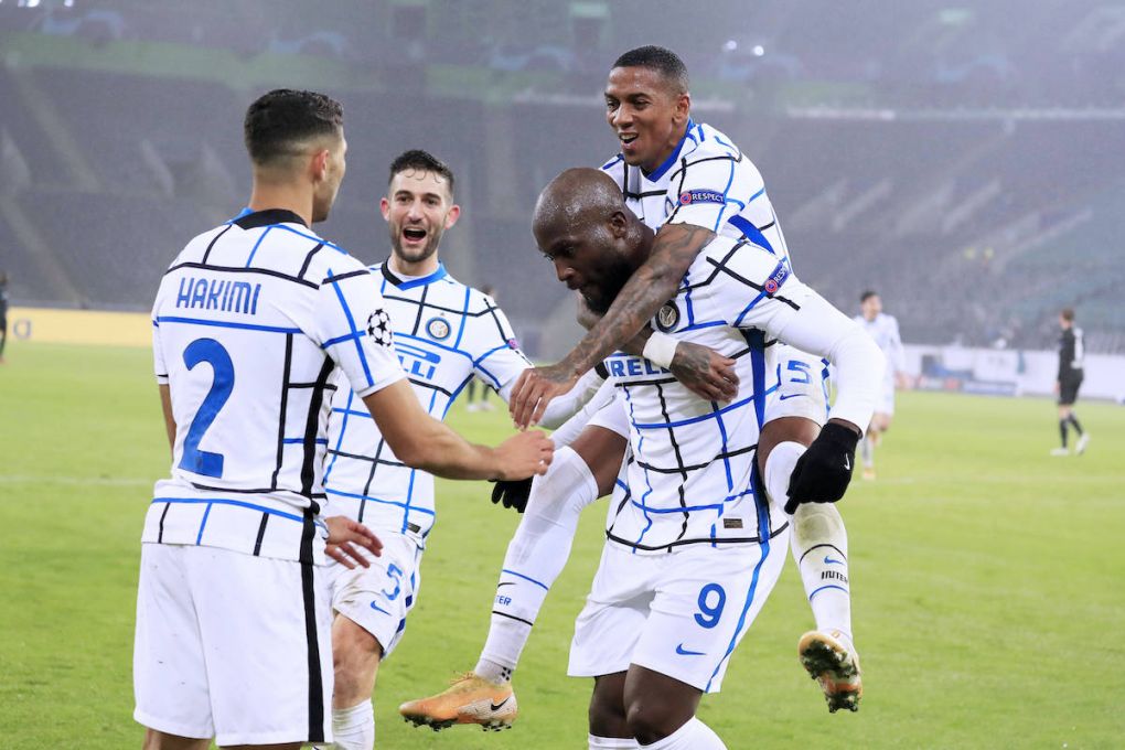 LUKAKU Romelu Team Inter Mailand Tor zum 1 : 3 jubelt mit GAGLIARDINI Roberto, HAKIMI und YOUNG Ashley UEFA Champions League Saison 2020-2021 Spiel Borussia Moenchengladbach - Inter Mailand 2 : 3 am 01. 12. 2020 in Moenchengladbach DFL REGULATIONS PROHIBIT ANY USE OF PHOTOGRAPHS as IMAGE SEQUENCES and/or QUASI-VIDEO *** LUKAKU Romelu Team Inter Milan Goal to 1 3 cheers with GAGLIARDINI Roberto, HAKIMI and YOUNG Ashley UEFA Champions League Season 2020 2021 Game Borussia Moenchengladbach Inter Milan 2 3 on 01 12 2020 in Moenchengladbach DFL REGULATIONS PROHIBIT ANY USE OF PHOTOGRAPHS as IMAGE SEQUENCES and or QUASI VIDEO