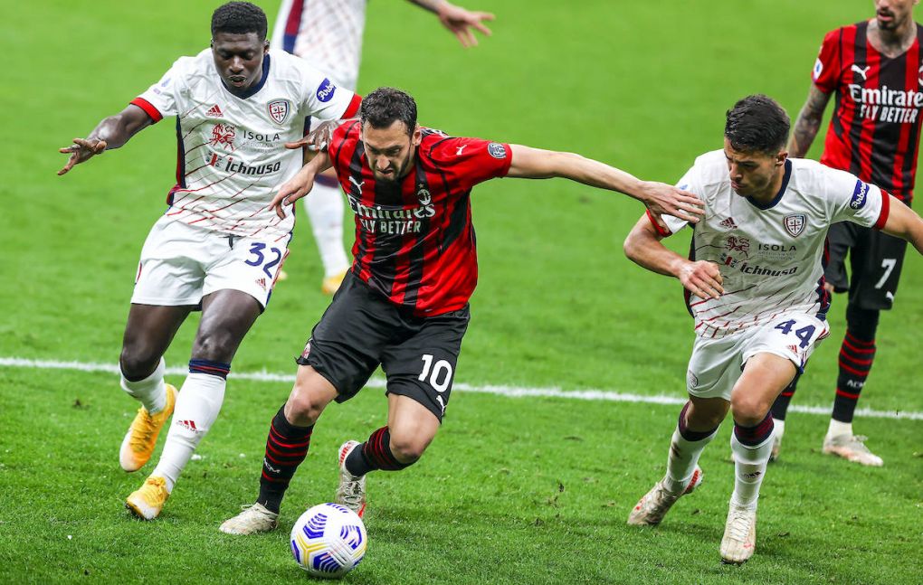Hakan Calhanoglu of AC Milan fights for the ball against Alfred Duncan of Cagliari Calcio and Andrea Carboni of Cagliari Calcio during the Serie A 2020/21 football match between AC Milan vs Cagliari Calcio at Giuseppe Meazza Stadium, Milan, Italy on May 16, 2021 - Milan Stadio San Siro Milan Italy Copyright: xEPhotopressx SP24-45-085