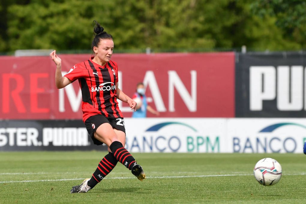 Milan, Italy, 23.05.21 Sara Tamborini 28 AC Milan kick the ball to 2-2 during the women Serie A match between AC Milan and Hellas Verona at Vismara Sports Center in Milan, Italy Women Serie A - AC Milan v Hellas Verona PUBLICATIONxNOTxINxBRA