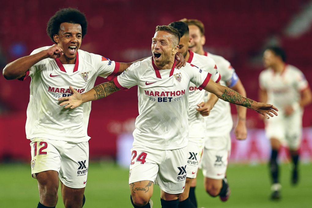 ESP: Sevilla FC-Deportivo Alaves. La Liga Santander. Alejandro Dario Papu Gomez of Sevilla FC celebrates his goal with his teammates during the La Liga match between Sevilla FC v Deportivo Alav s played at Sanchez Pizjuan Stadium on May 28, 2021 in Sevilla, Spain. Copyright: xAntonioxPozox/xPRESSINPHOTOx AP_210523_700