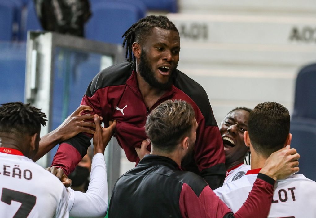 Photo Stefano Nicoli/LaPresse 23-05-2021 Soccer Atalanta Vs Milan Serie A Tim 2020/2021 Gewiss Stadium In The Picture Franck Kessie celebrates at the end of the game with teammates PUBLICATIONxNOTxINxITAxFRAxCHN Copyright: xStefanoxNicoli/LaPressex