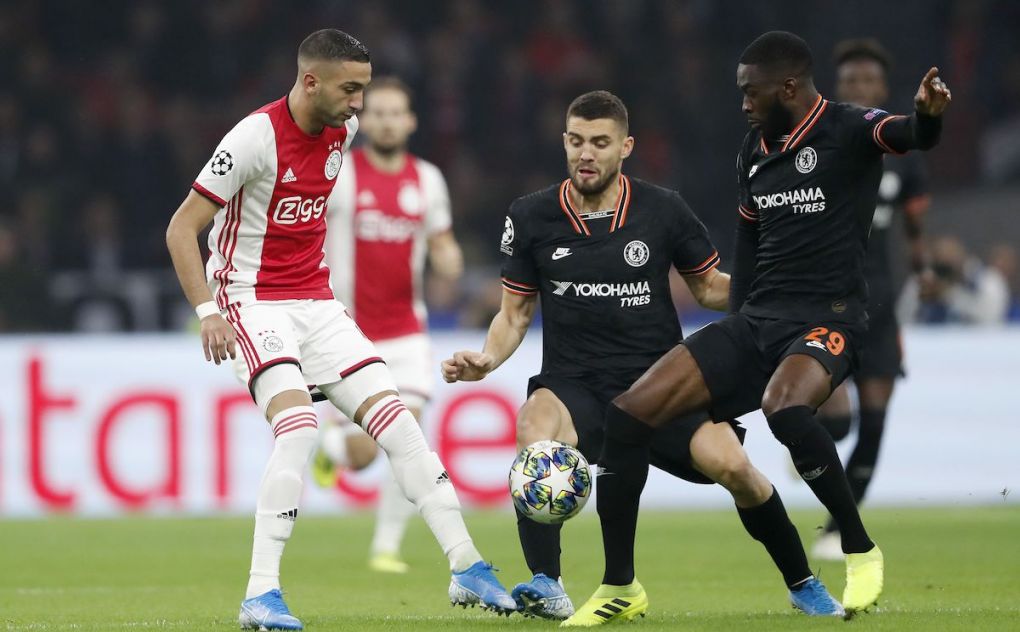 L-R Hakim Ziyech of Ajax, Mateo Kovacic of Chelsea FC, Fikayo Tomori of Chelsea FC during the UEFA Champions League group H match between Ajax Amsterdam and Chelsea FC at the Johan Cruijff Arena on October 23, 2019 in Amsterdam, The Netherlands UEFA Champions League 2019/2020 xVIxANPxSportx/xMauricexvanxSteenxIVx PUBLICATIONxINxGERxSUIxAUTxONLY 400758610