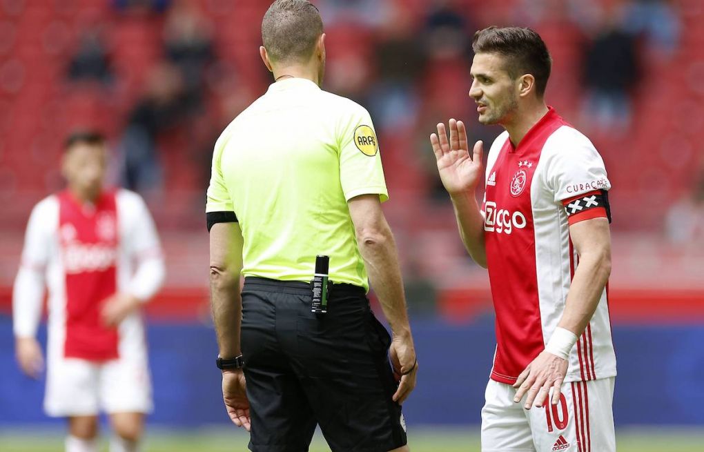 AMSTERDAM, 25-04-2021, JohanCruyff Arena, Dutch Eredivisie Football, season 2020 / 2021 between Ajax and AZ. Ajax player Dusan Tadic arguing with Pol van Boekel. Ajax - AZ PUBLICATIONxNOTxINxNED x11562544x Copyright: