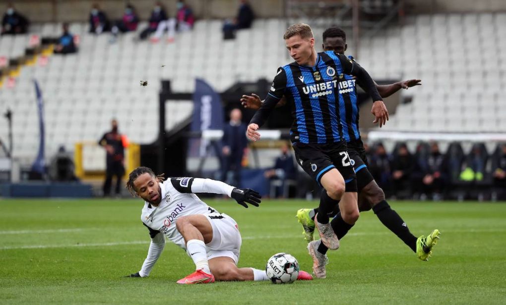 BRUGGE, BELGIUM - MAY 23: Theo Bongonda of KRC Genk battles for the ball with Ignace Van Der Brempt of Club Brugge and Odilon Kossounou of Club Brugge during the Jupiler Pro League Champions play-offs match day 6 between Club Brugge and KRC Genk on May 23, 2021 in Brugge, Belgium. Photo by Vincent Van Doornick/Isosport PUBLICATIONxNOTxINxNED x11918962x Copyright: