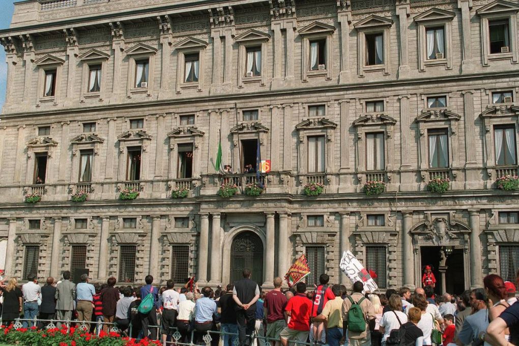 TIFOSI MILAN FESTEGGIANO DI FRONTE A PALAZZO MARINO STAGIONE 1998-99 MILAN PREMIAZIONE SCUDETTO A PALAZZO MARINO PUBLICATIONxNOTxINxITA