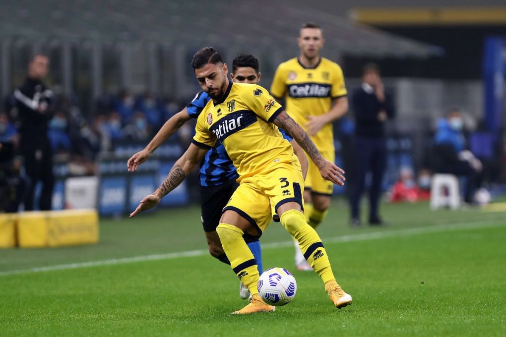 Giuseppe Pezzella of Parma Calcio in action during the Serie A match between FC Internazionale and Parma Calcio at Stadio Giuseppe Meazza Milan Italy on 31 October 2020. Milan Stadio Giuseppe Meazza Milan Italy Copyright: xMarcoxCanonierox SP24-0417