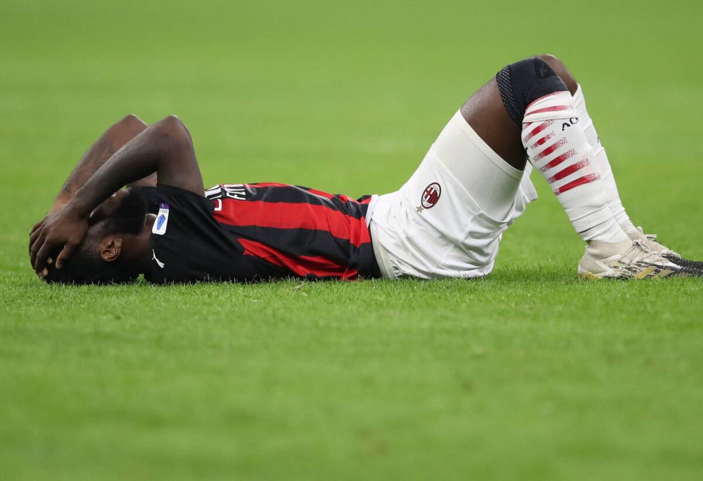 Franck Kessie of AC Milan lays injured on the pitch during the Serie A match at Giuseppe Meazza, Milan. Picture date: 17th October 2020. Picture credit should read: Jonathan Moscrop/Sportimage PUBLICATIONxNOTxINxUK SPI-0698-0118
