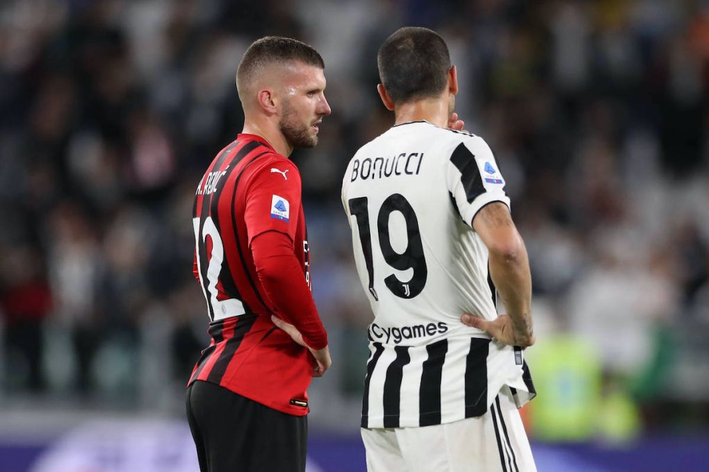 Leonardo Bonucci of Juventus discusses with Ante Rebic of AC Milan