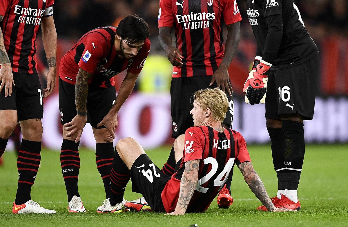 Juventus FC v AC Milan - Serie A Simon Kjaer of AC Milan reacts after suffering an injury during the Serie A football match between Juventus FC and AC Milan. Turin Italy Copyright: xNicolxCampox