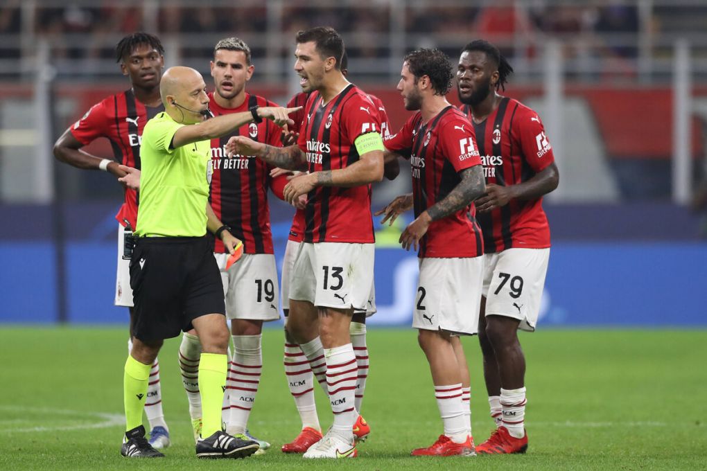 Milan, Italy, 28th September 2021. AC Milan players protest to the the referee Cuneyt Cakir of Turkey following his decision to show a red card to Franck Kessie of AC Milan during the UEFA Champions League match at Giuseppe Meazza, Milan. Picture credit should read: Jonathan Moscrop/ Sportimage PUBLICATIONxNOTxINxUK SPI-1215-0023