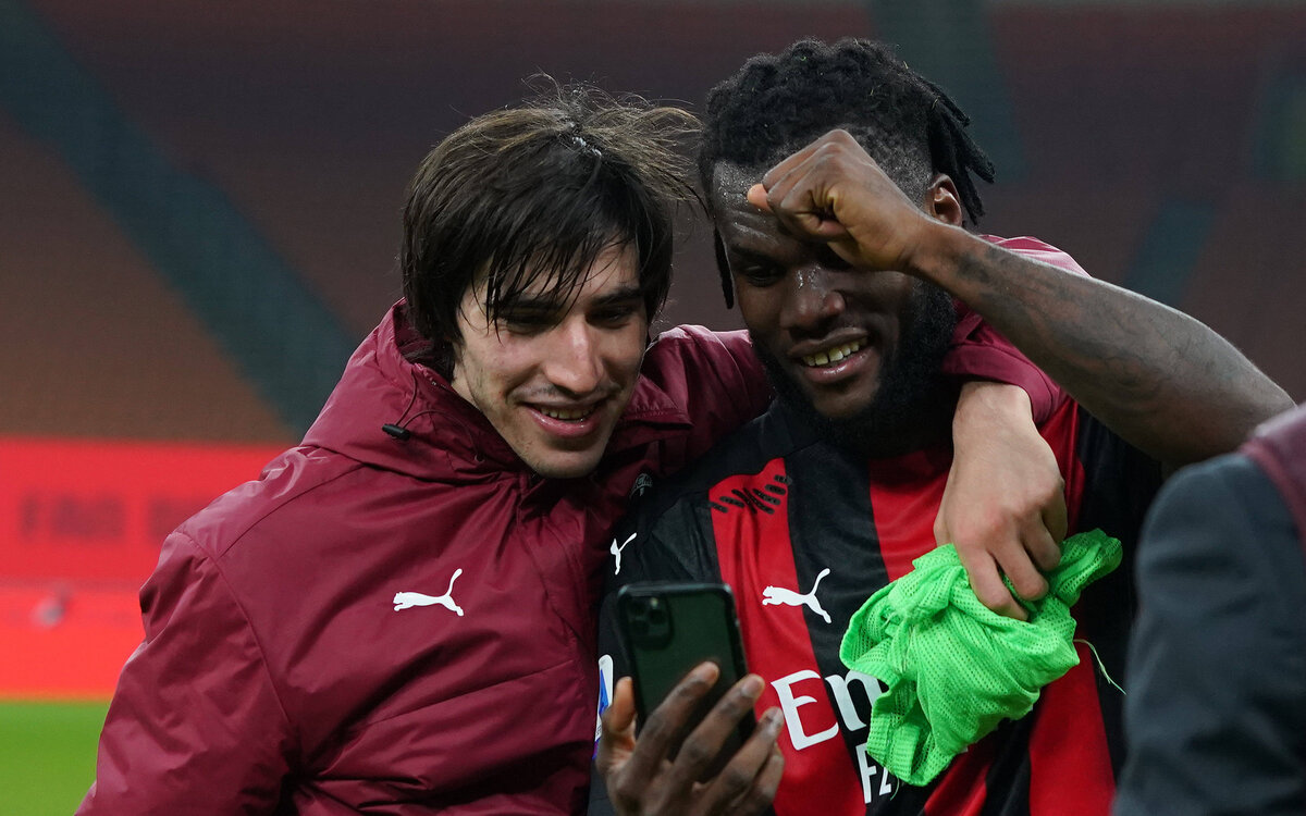 Photo LaPresse - Spada November 29 , 2020 Milan Italy Soccer A.C. Milan- Season 2020-2021 - Serie A Milan vs Fiorentina In the pic: Sandro Tonali and Franck Kessie on the phone with Stefano Pioli head coach PUBLICATIONxINxGERxSUIxAUTxONLY Copyright: xSpada/LaPressex