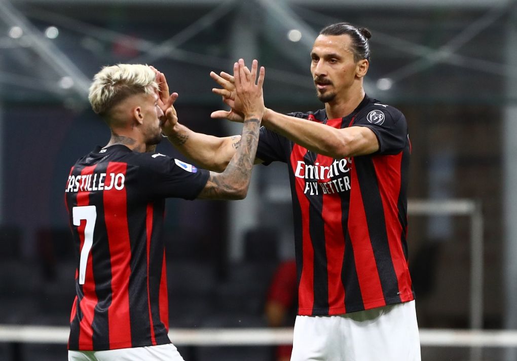 MILAN, ITALY - AUGUST 01: Zlatan Ibrahimovic (R) of AC Milan celebrates after scoring the second goal of his team with his team-mate Samuel Castillejo (L) during the Serie A match between AC Milan and Cagliari Calcio at Stadio Giuseppe Meazza on August 1, 2020 in Milan, Italy. (Photo by Marco Luzzani/Getty Images)