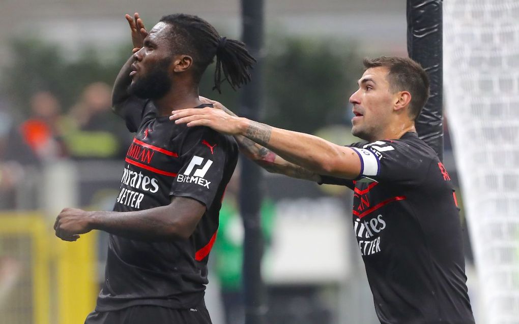 Franck Kessie of AC Milan celebrates his goal with his team-mate Alessio Romagnoli